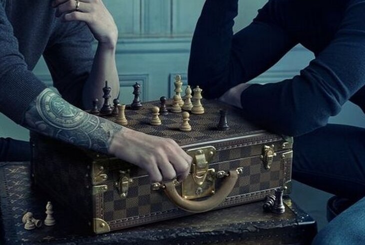 Месси и Роналду сыграли в шахматы в рекламе Louis Vuitton. Как в соцсетях объясняют партию
