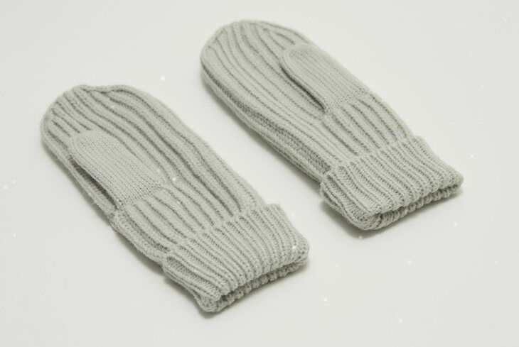 7 теплых варежек и перчаток для зимних прогулок от российских брендов
