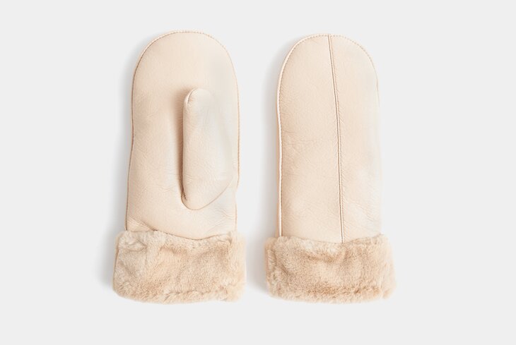 7 теплых варежек и перчаток для зимних прогулок от российских брендов