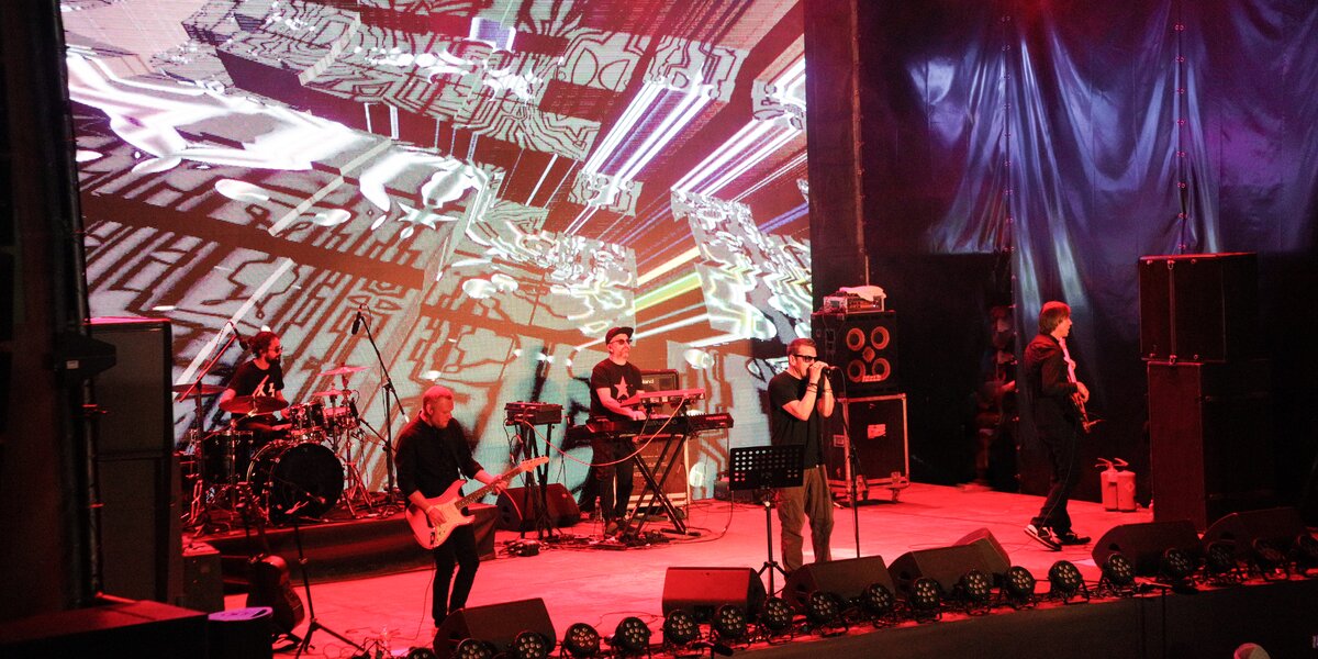 Группа «Танцы минус» выступит в клубе «16 тонн» с новогодним концертом