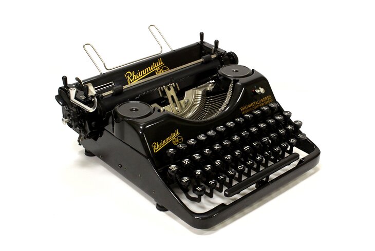Пишущая машинка и черный свитшот: 7 подарков для фанатов сериала «Уэнсдэй»