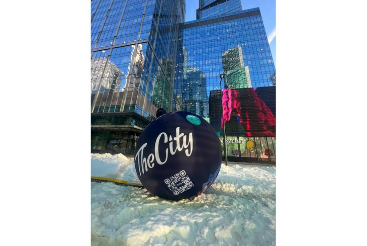 Огромный новогодний шар The City появился в «Москва-Сити»: фотографируйте и обнимайте