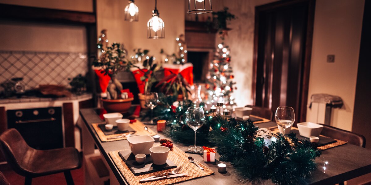 Как украсить стол на Новый год: 7 предметов для праздничного настроения
