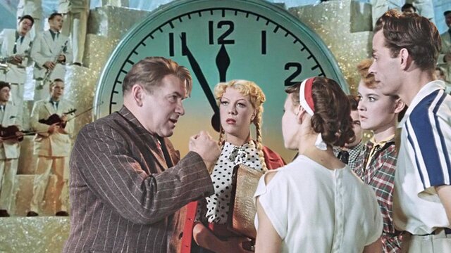 Елка у Ленина, вечеринки и хор цыган: как отмечали Новый год в Москве 100 лет назад