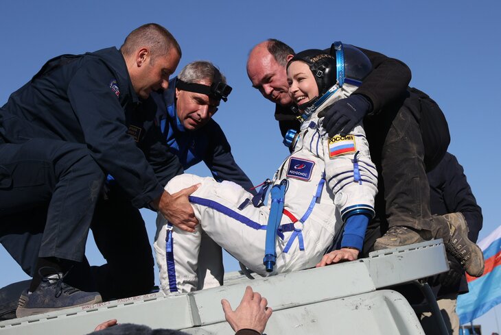 Юлия Пересильд и Клим Шипенко вернулись на Землю. Они пробыли на МКС 12 суток