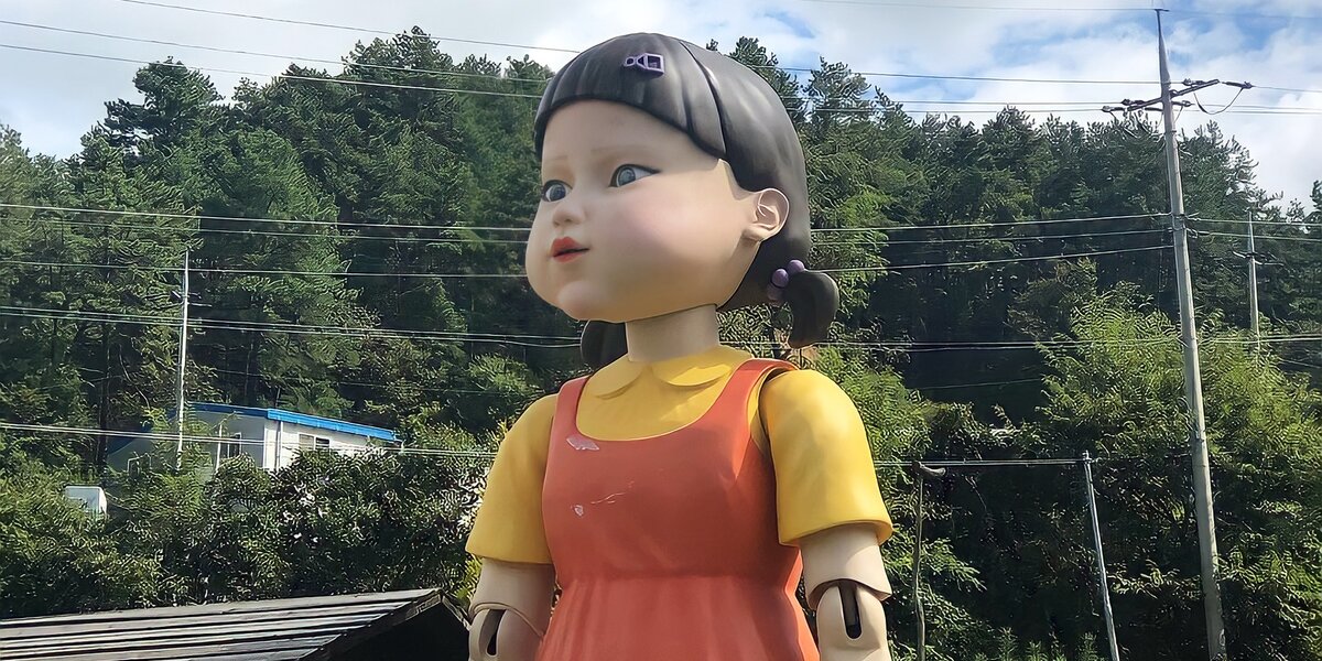 Огромная кукла-убийца из «Игры в кальмара» случайно попала на улицу
