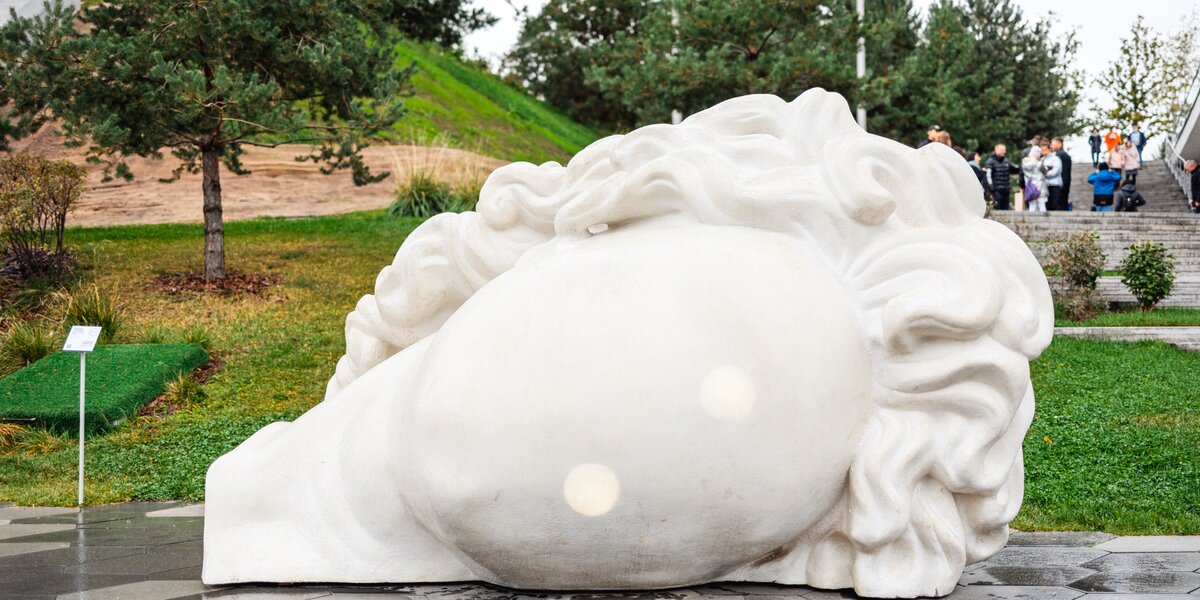 «Большая античная голова» Аристарха Чернышева появилась в парке «Зарядье»