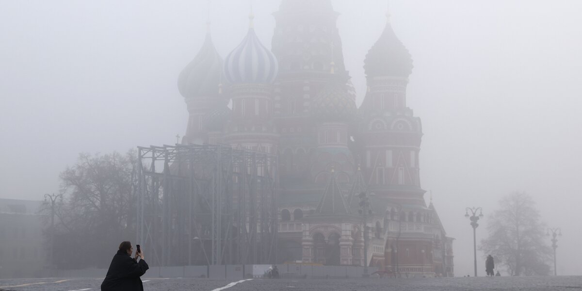 Москву накрыл густой туман. Собрали фотографии из разных частей города