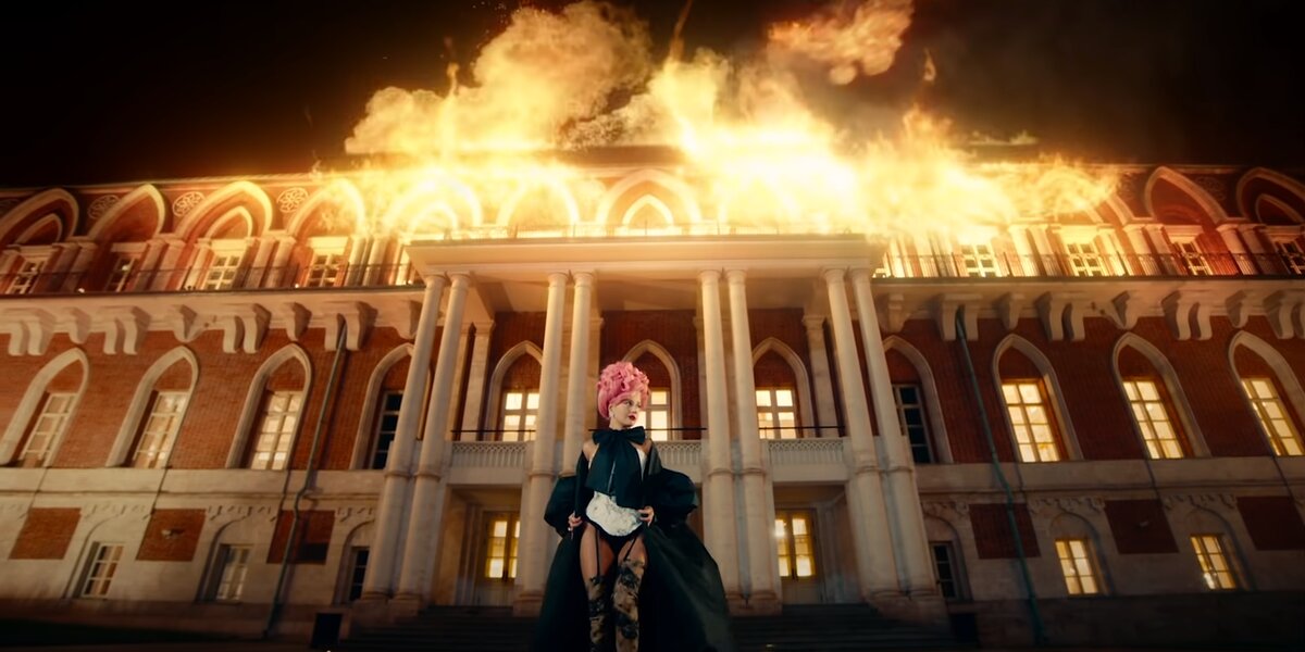 Клава Кока выпустила клип, где она сжигает Царицыно. В музее на это отреагировали