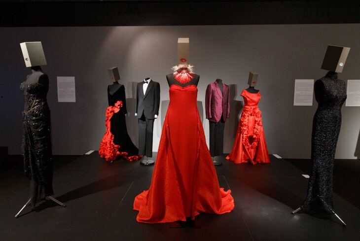 В Москве открылась выставка «60 лет итальянской моды». Туда привезли смокинг Джеймса Бонда