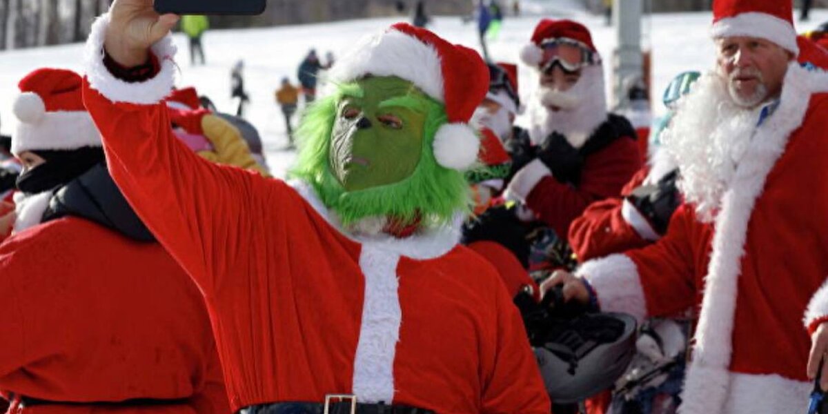 В США лыжники нарядились в Санта-Клаусов. Среди них был один Гринч