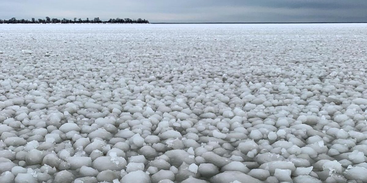 В Канаде озеро Манитоба покрылось ледяными шарами. Это редкое природное явление