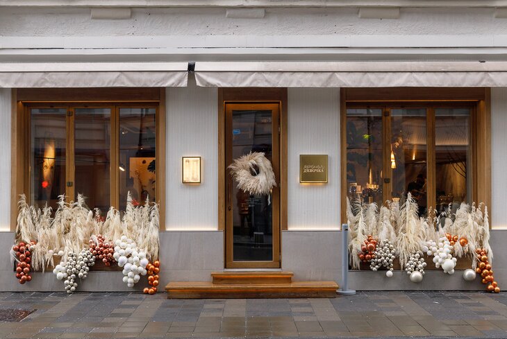 Праздник к нам приходит! Посмотрите, как красиво украсили фасады московских ресторанов