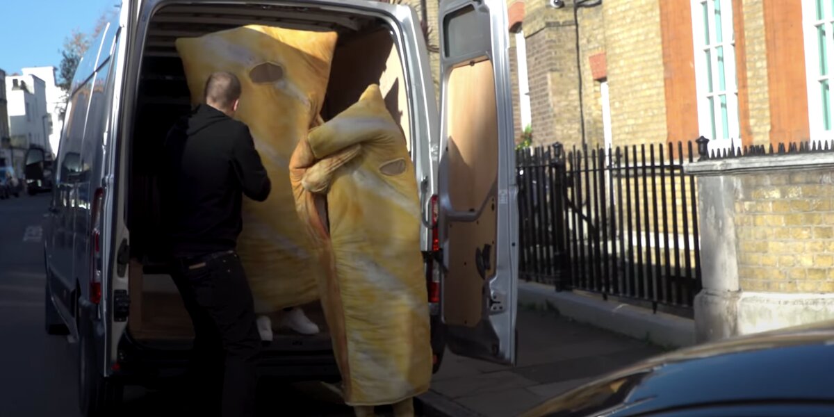 Эд Ширан и Элтон Джон выпустили клип, в котором ходят в гости к бедным в костюмах сосисок