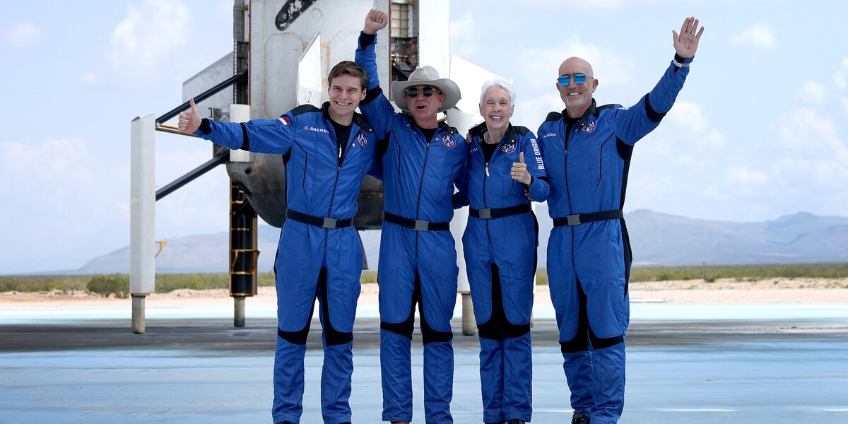 Джефф Безос успешно слетал в космос на корабле New Shepard