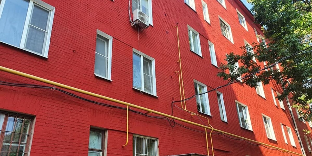 Одному из домов на Шаболовке вернули исторический красный цвет