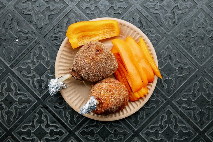 Винегрет из одуванчиков и курино-чупс: 6 самых необычных блюд на ярмарке «Лето в городе»