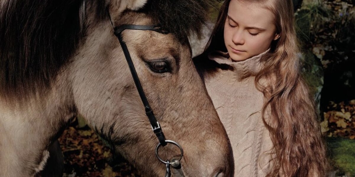 Вышел дебютный номер Vogue Scandinavia. На обложке — Грета Тунберг с лошадью