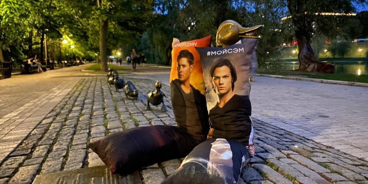 Неизвестные начали украшать памятники подушками с героями сериала «Сверхъестественное»