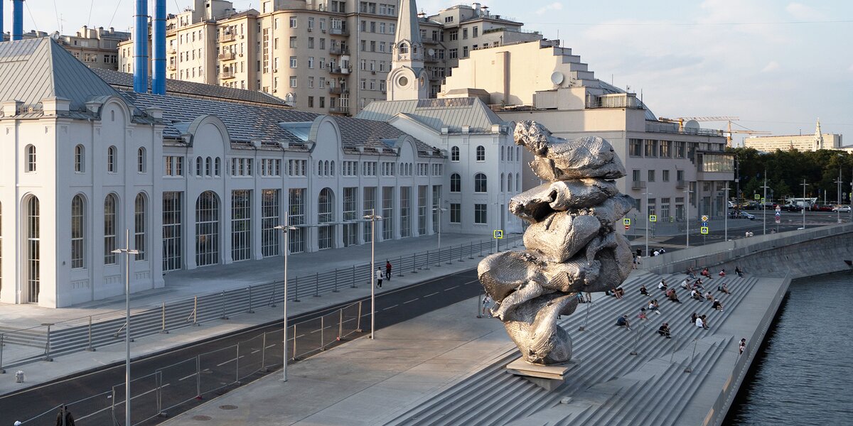В Москве установили скульптуру кома глины Урса Фишера. Рассказываем, кто это
