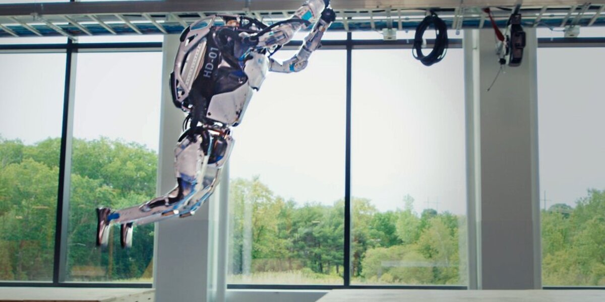 Компания Boston Dynamics показала видео, в котором роботы выполняют новые трюки