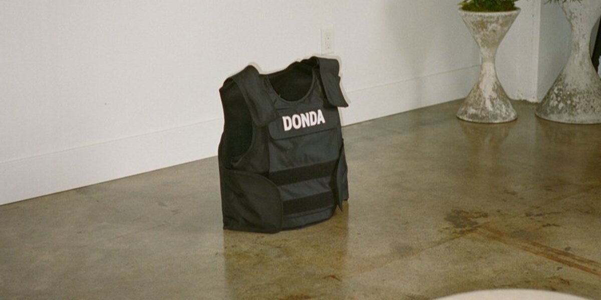 Пуленепробиваемый жилет Канье с презентации Donda продали за 20 тысяч долларов