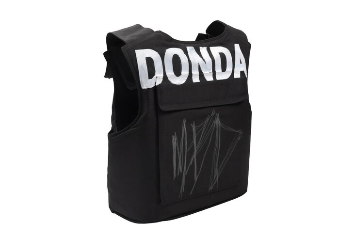 Пуленепробиваемый жилет Канье с презентации Donda продали за 20 тысяч долларов