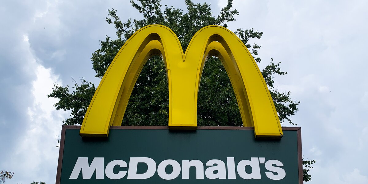 «Макдоналдс» хочет зарегистрировать в России товарный знак «Макдак»