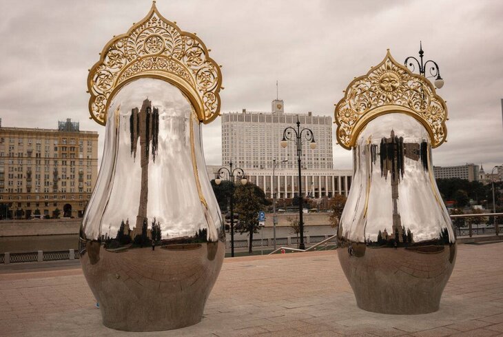 Москвичи начали ругать новый арт-объект — зеркальных матрешек в Дорогомилове