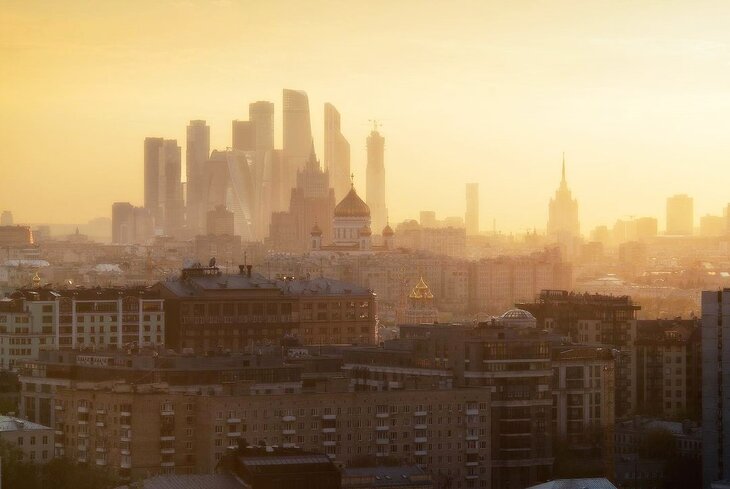 Зумба, романтический ужин и рейв: чем заняться на московских крышах