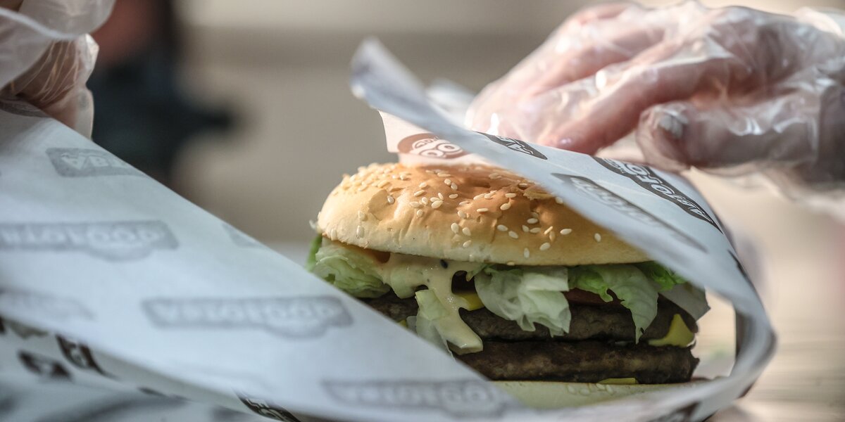 «НашМак» и «Русбургер»: Минпромторг предложил выбрать новое название для «Макдоналдса»