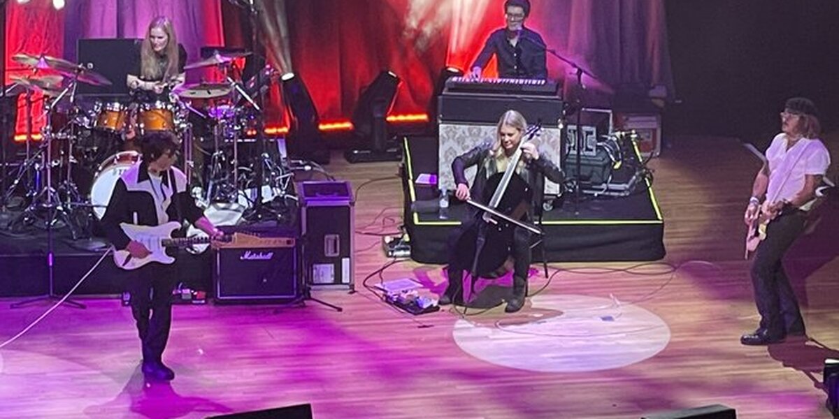 Джонни Депп выступил на концерте Джеффа Бека. Они исполнили песни Леннона и Хендрикса