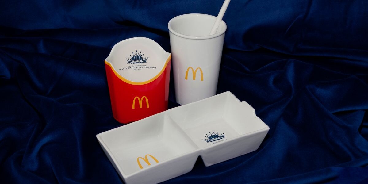 «Макдоналдс» выпустит фарфоровую посуду к платиновому юбилею Елизаветы II