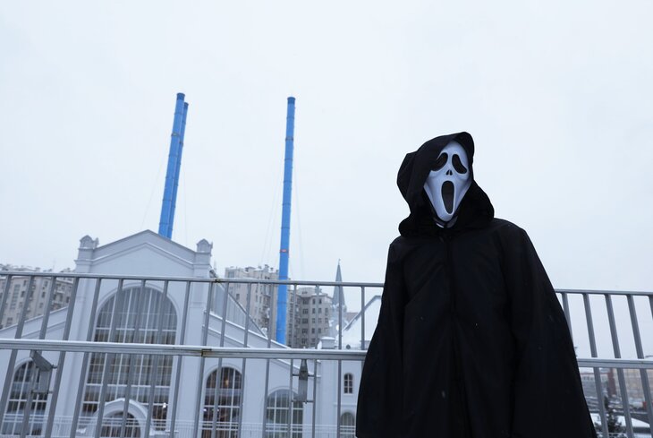 Ничего необычного: просто Призрачное Лицо из «Крика» гуляет по Москве