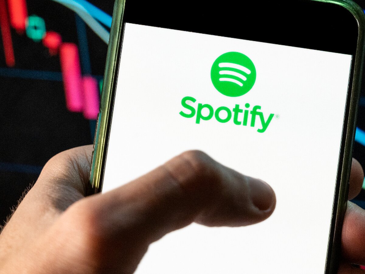 Spotify назвал песни, которые россияне слушали в Новый год – The City