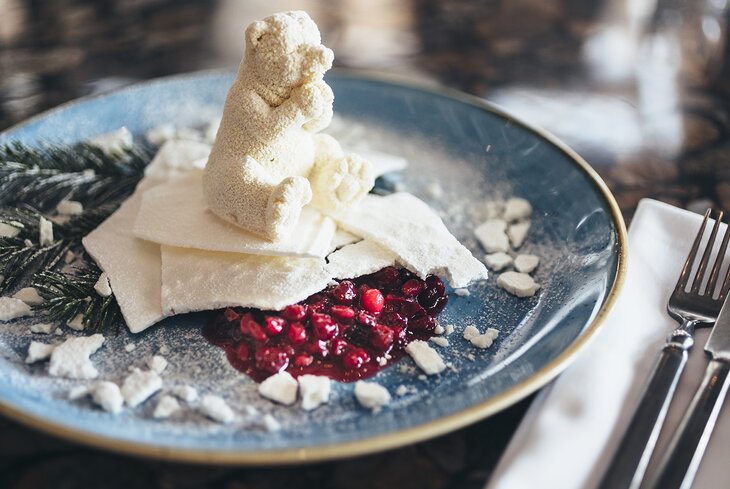 Самые красивые новогодние десерты: топ-12 из московских ресторанов