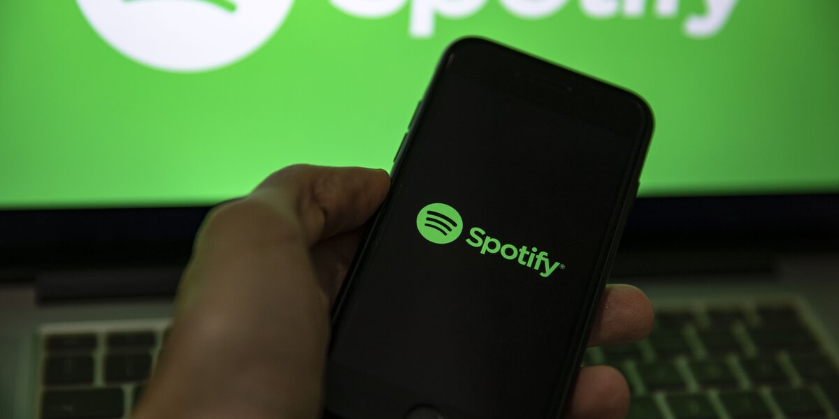 Spotify решил помечать подкасты с обсуждением коронавируса после скандала с Джо Роганом
