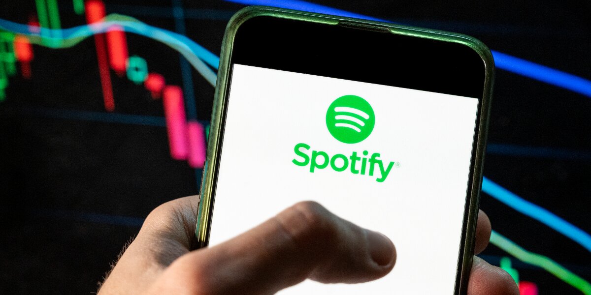 Spotify потерял более 2 млрд долларов рыночной стоимости после скандала с Джо Роганом