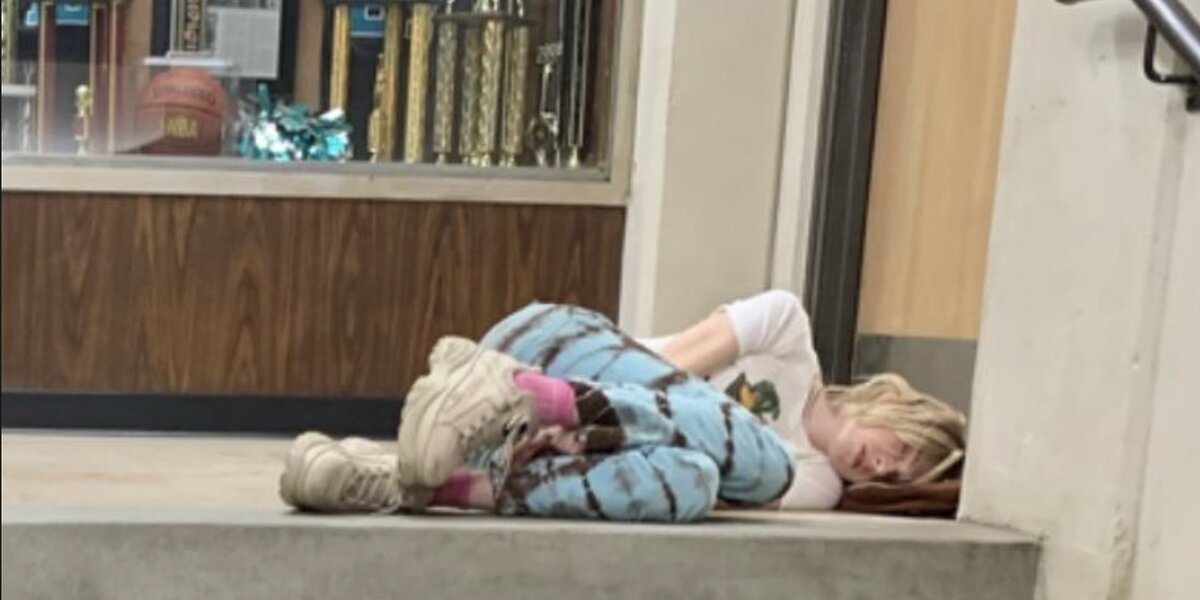 Актриса из «Эйфории» показала, как она спала на полу во время съемок