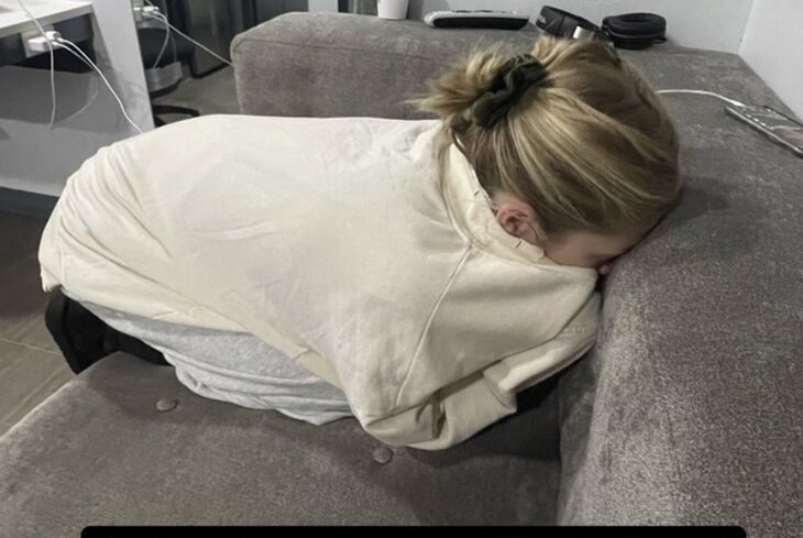 Актриса из «Эйфории» показала, как она спала на полу во время съемок
