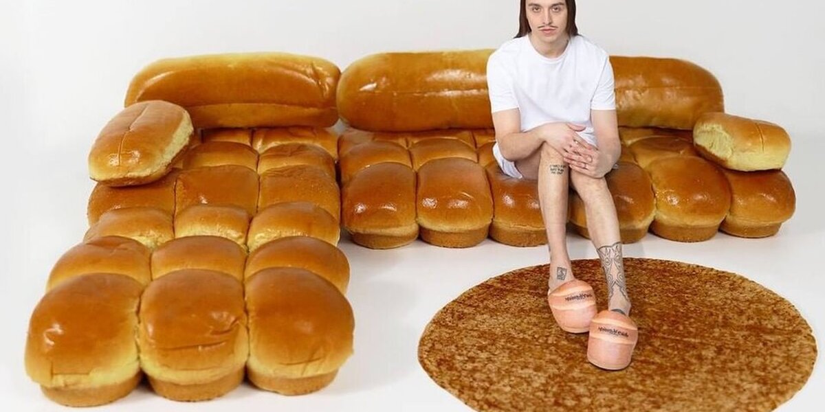 Рэпер Томми Кэш придумал дизайн дивана в форме буханок хлеба