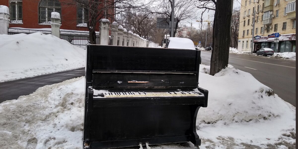Москвичи нашли пианино в сугробе