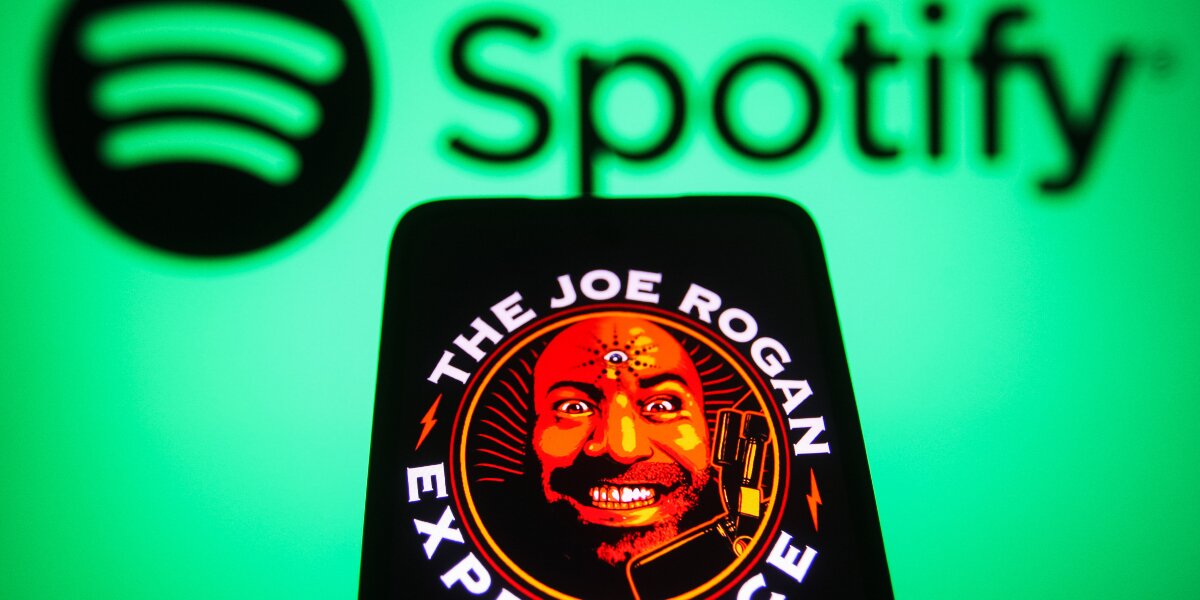 Джо Роган мог получить 200 млн долларов от Spotify за свой скандальный подкаст