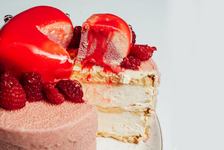 Самые красивые десерты ко Дню всех влюбленных: топ-20 из московских ресторанов