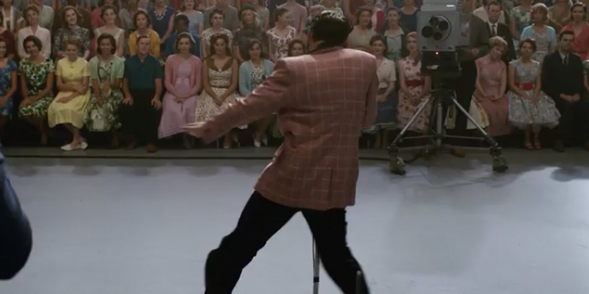 Остин Батлер танцует на сцене в роли Элвиса Пресли в тизере байопика о легендарном артисте