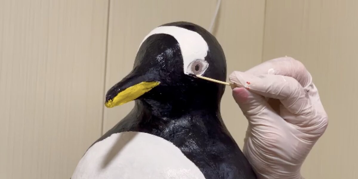 В Московском зоопарке появился пингвин-шпион из папье-маше