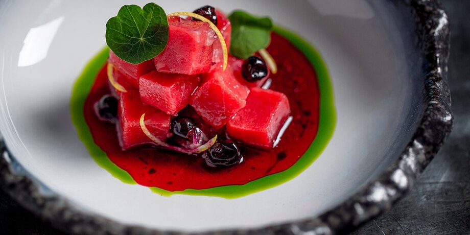 8 сочных блюд с сезонными ягодами в ресторанах Москвы
