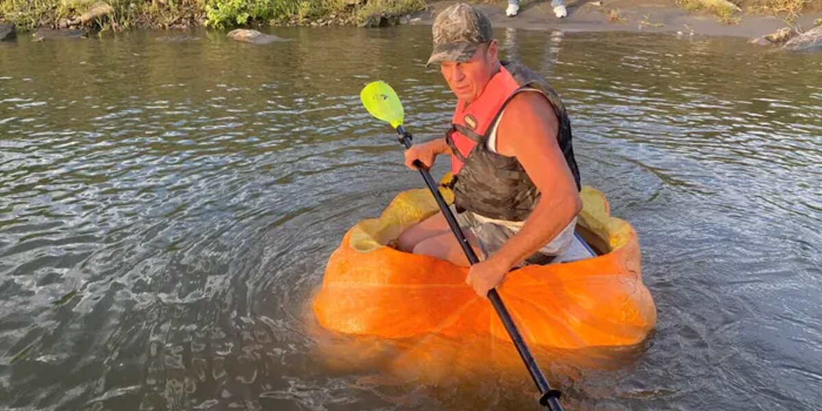 Американец проплыл по реке в гигантской тыкве более 60 километров