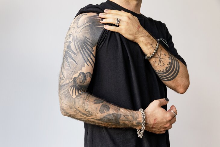 Нательные рисунки: татуировки музыканта Тима Аминова