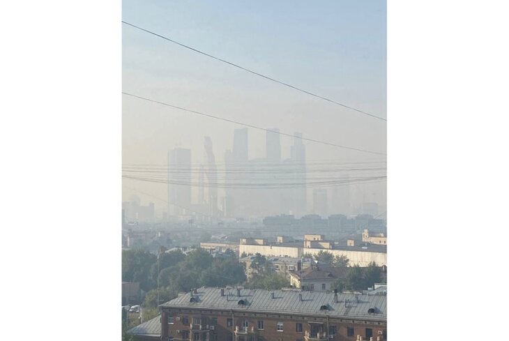 Москва на неделю погрузилась в смог. Посмотрите, как это выглядит